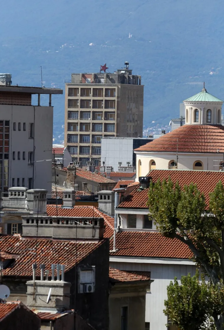 Potez koji će sigurno izazvati reakcije: Na neboderu u Rijeci postavljena crvena zvijezda petokraka!