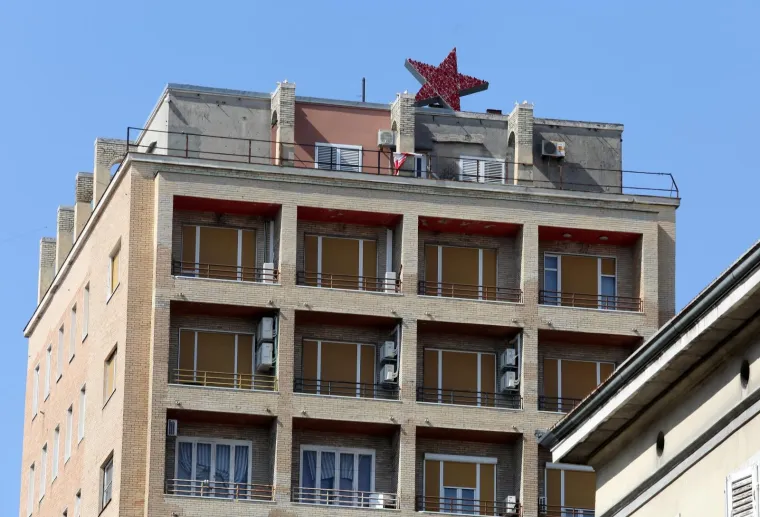 Potez koji će sigurno izazvati reakcije: Na neboderu u Rijeci postavljena crvena zvijezda petokraka!