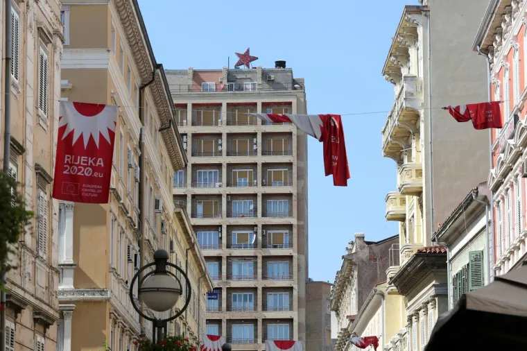 Potez koji će sigurno izazvati reakcije: Na neboderu u Rijeci postavljena crvena zvijezda petokraka!