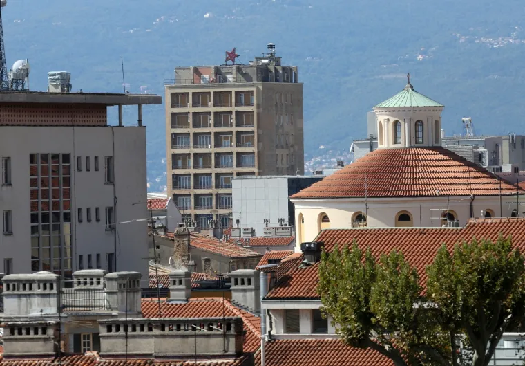 Potez koji će sigurno izazvati reakcije: Na neboderu u Rijeci postavljena crvena zvijezda petokraka!