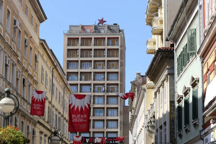 Potez koji će sigurno izazvati reakcije: Na neboderu u Rijeci postavljena crvena zvijezda petokraka!