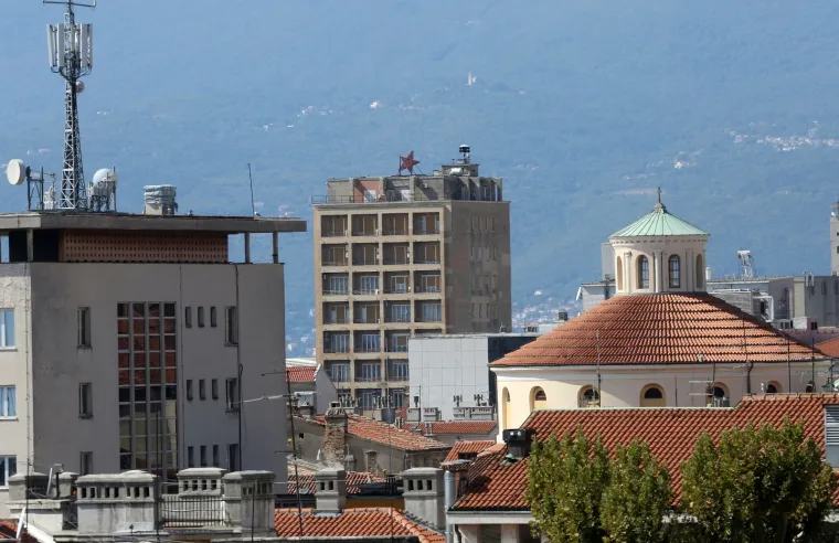 Potez koji će sigurno izazvati reakcije: Na neboderu u Rijeci postavljena crvena zvijezda petokraka!