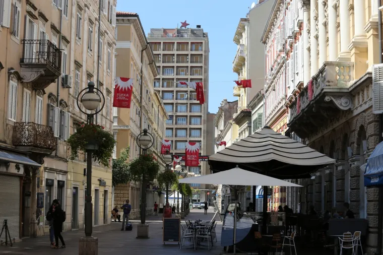 Potez koji će sigurno izazvati reakcije: Na neboderu u Rijeci postavljena crvena zvijezda petokraka!