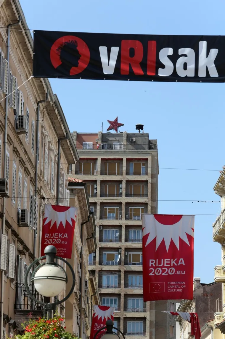 Potez koji će sigurno izazvati reakcije: Na neboderu u Rijeci postavljena crvena zvijezda petokraka!