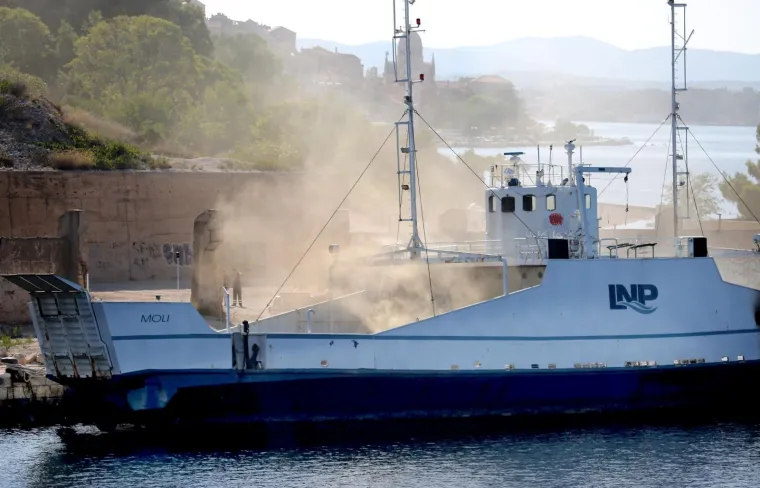 Od jutra gori trajekt Moli privezan u &scaron;ibenskoj luci, vatre jo&scaron; ima u salonu za goste