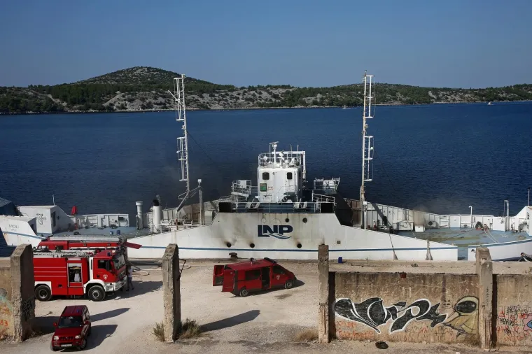 Od jutra gori trajekt Moli privezan u &scaron;ibenskoj luci, vatre jo&scaron; ima u salonu za goste