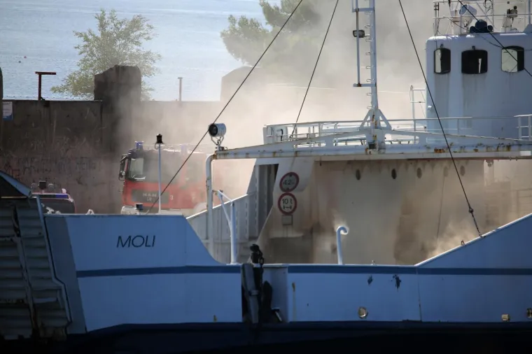 Od jutra gori trajekt Moli privezan u &scaron;ibenskoj luci, vatre jo&scaron; ima u salonu za goste