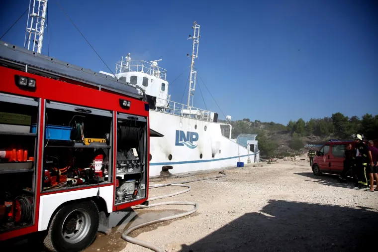 Od jutra gori trajekt Moli privezan u &scaron;ibenskoj luci, vatre jo&scaron; ima u salonu za goste