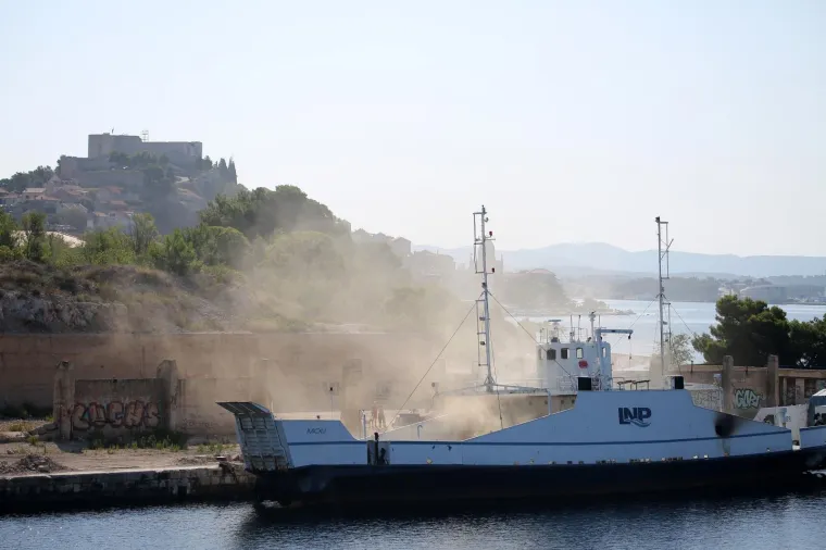 Od jutra gori trajekt Moli privezan u &scaron;ibenskoj luci, vatre jo&scaron; ima u salonu za goste