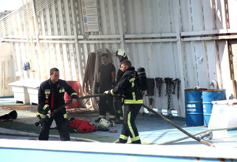 Od jutra gori trajekt Moli privezan u &scaron;ibenskoj luci, vatre jo&scaron; ima u salonu za goste