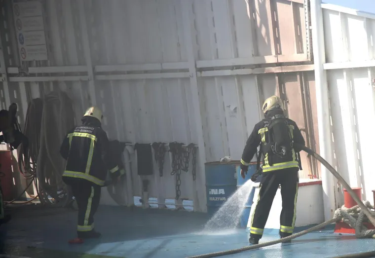 Od jutra gori trajekt Moli privezan u &scaron;ibenskoj luci, vatre jo&scaron; ima u salonu za goste