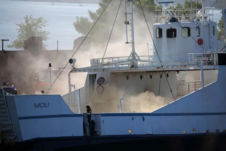 Od jutra gori trajekt Moli privezan u &scaron;ibenskoj luci, vatre jo&scaron; ima u salonu za goste