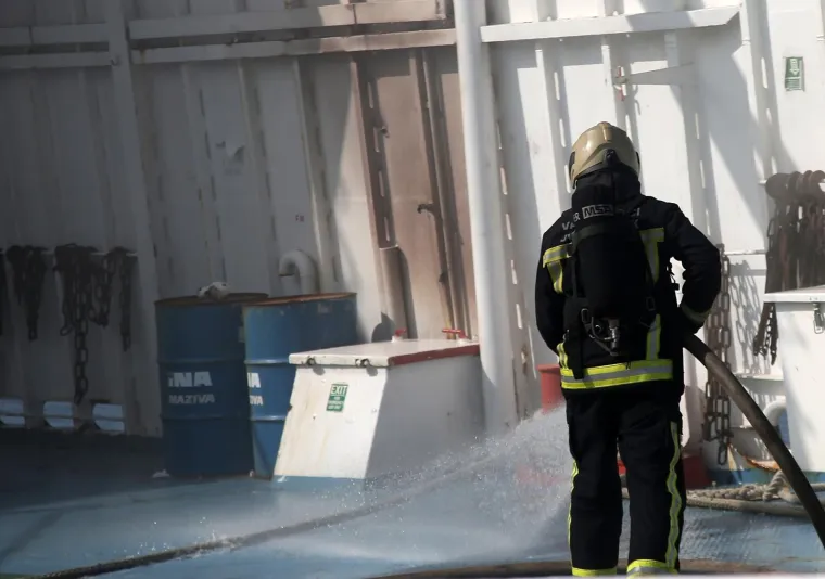 Od jutra gori trajekt Moli privezan u &scaron;ibenskoj luci, vatre jo&scaron; ima u salonu za goste