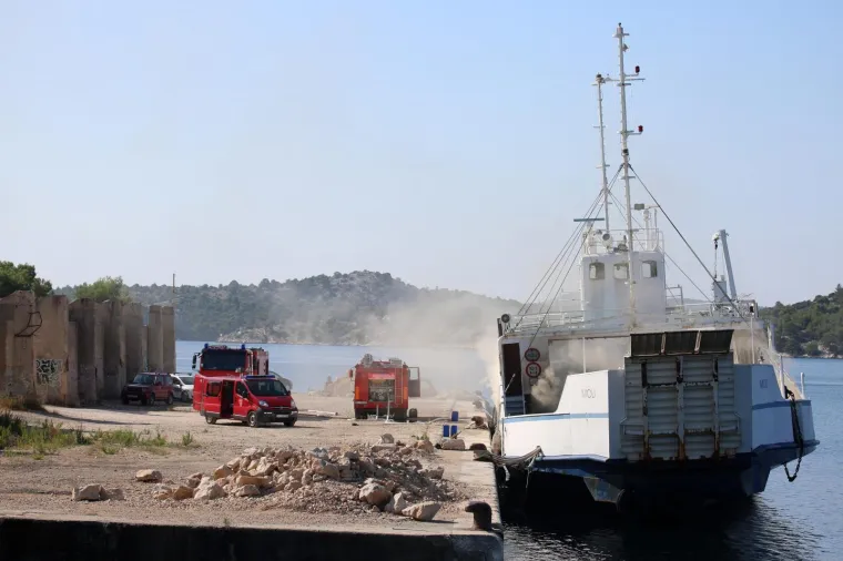 Od jutra gori trajekt Moli privezan u &scaron;ibenskoj luci, vatre jo&scaron; ima u salonu za goste