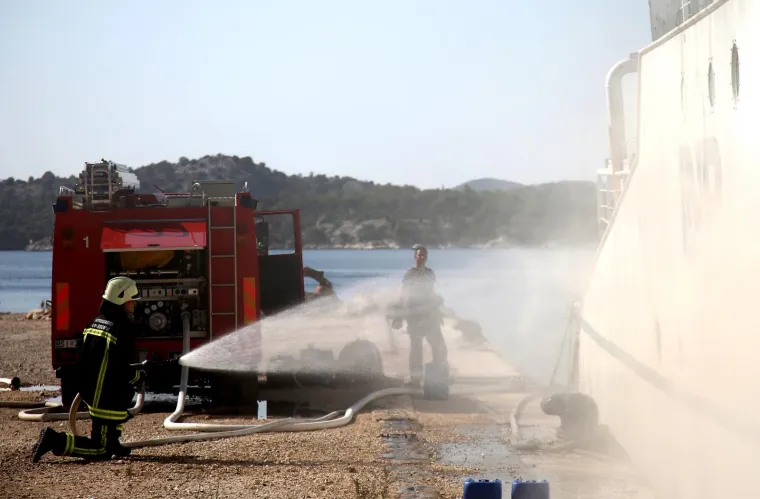 Od jutra gori trajekt Moli privezan u &scaron;ibenskoj luci, vatre jo&scaron; ima u salonu za goste