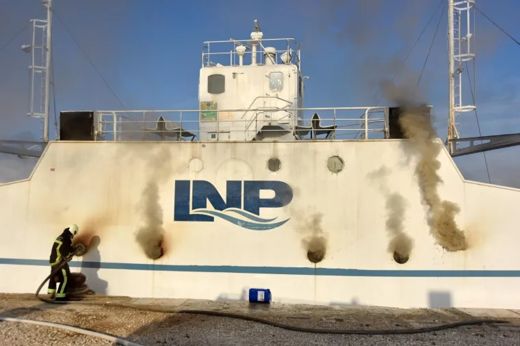 Požar na šibenskom trajektu još nije ugašen: 'Temperatura je previsoka da bi mogli pristupiti žarištu!'