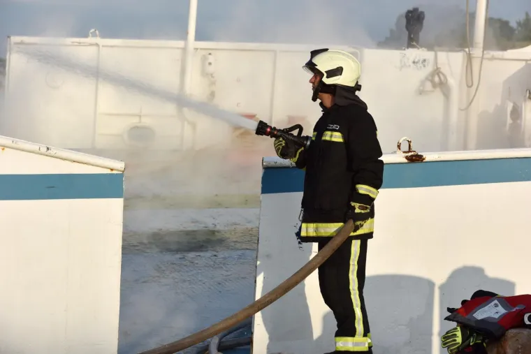 Požar na šibenskom trajektu još nije ugašen: 'Temperatura je previsoka da bi mogli pristupiti žarištu!'