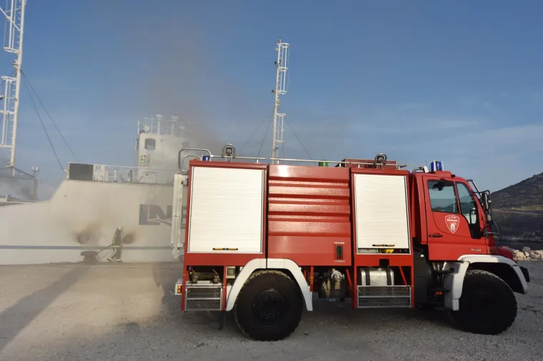 Požar na šibenskom trajektu još nije ugašen: 'Temperatura je previsoka da bi mogli pristupiti žarištu!'