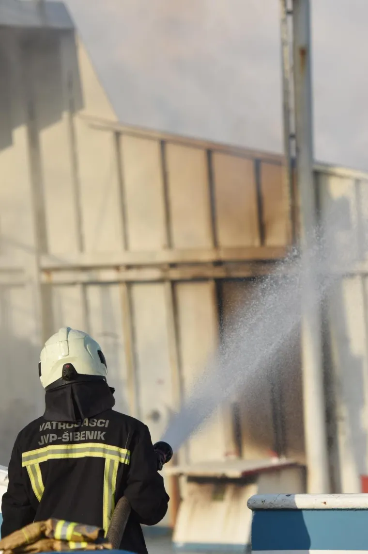 Požar na šibenskom trajektu još nije ugašen: 'Temperatura je previsoka da bi mogli pristupiti žarištu!'