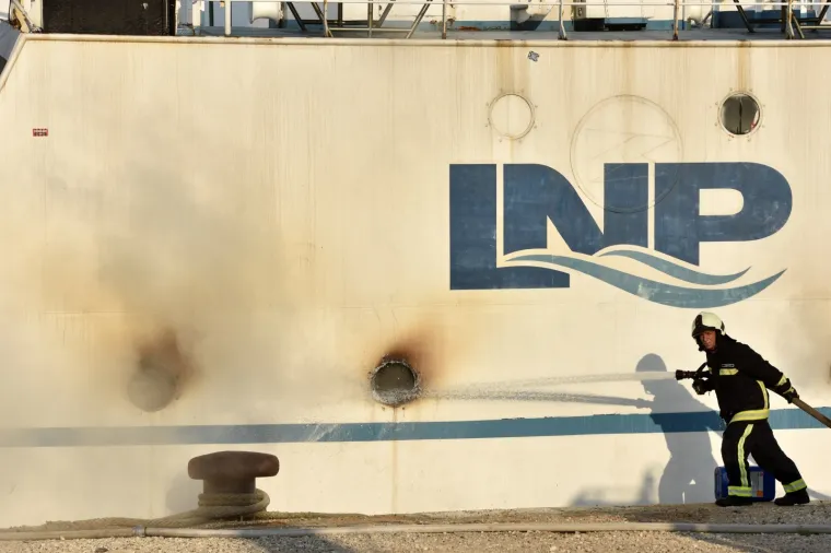 Požar na šibenskom trajektu još nije ugašen: 'Temperatura je previsoka da bi mogli pristupiti žarištu!'