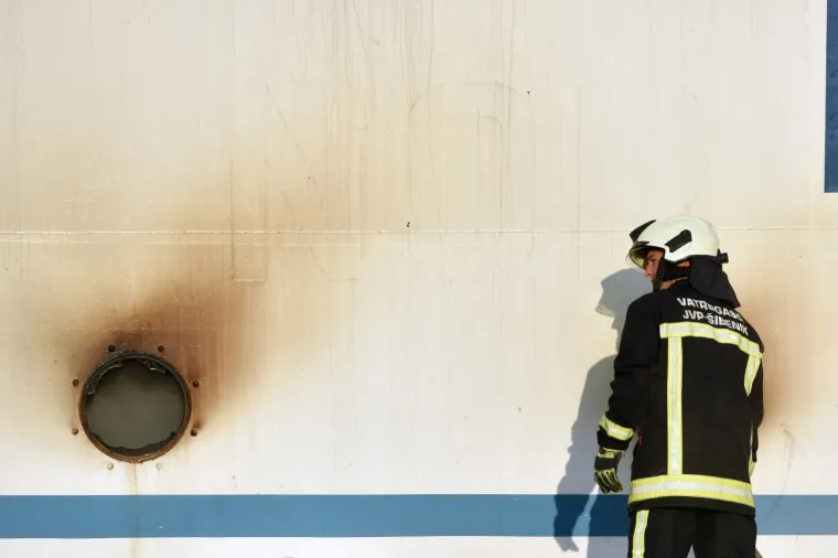 Požar na šibenskom trajektu još nije ugašen: 'Temperatura je previsoka da bi mogli pristupiti žarištu!'