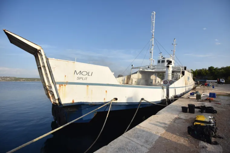 Požar na šibenskom trajektu još nije ugašen: 'Temperatura je previsoka da bi mogli pristupiti žarištu!'