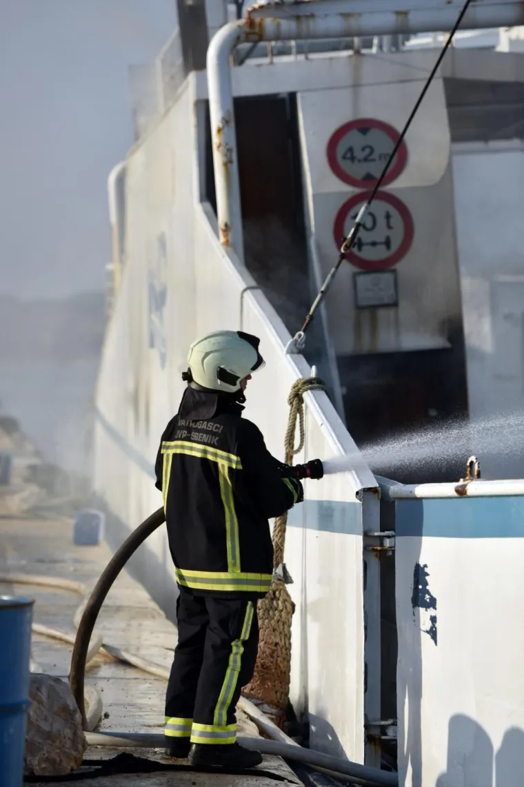 Požar na šibenskom trajektu još nije ugašen: 'Temperatura je previsoka da bi mogli pristupiti žarištu!'