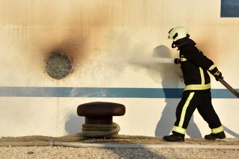 Požar na &scaron;ibenskom trajektu jo&scaron; nije uga&scaron;en: 'Temperatura je previsoka da bi mogli pristupiti žari&scaron;tu!'