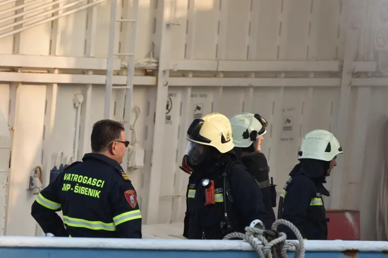 20.09.2020., Sibenik - Tijekom jutra  doslo je do pozara na putnickom brodu Moli koji trenutno ne vozi i nalazi se na vezu u bivsem TEF-u.
Photo: Hrvoje Jelavic/PIXSELL