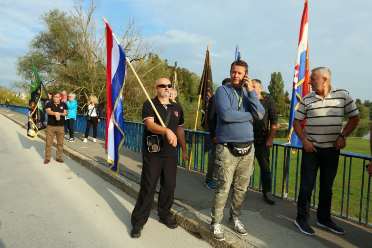 300 branitelja prosvjedovalo zbog komemoracije za srpske rezerviste koja je - otkazana