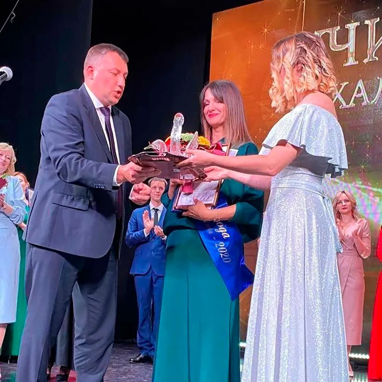 Fotografije s dodjele nagrade za učiteljicu godine u Rusiji postale su viralne, ali iz potpuno pogrešnog razloga.