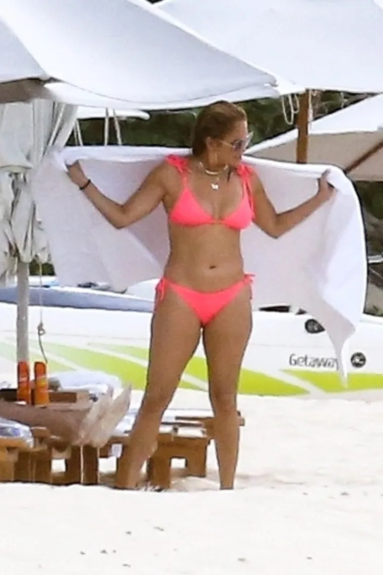 Paparazzi su uhvatili Jennifer Lopez i Alex Rodriguez kako uživaju na jednoj plaži na Otočju Turks i Caicos. Nakon što nisu uspjeli kupiti bejzbolski tim New York Mets, jer je Steve Cohen ponudio više novca od njih, zaručnici su otišli razbistriti misli i odmoriti se na Otočje Turks i Caicos. Jennifer je istaknula svoje slavne obline u ružičastom bikiniju, dok se Alex odlučio za klasične crne kratke hlače. Par je bezbrižno uživao u suncu, a pali su i nježni poljupci. Foto: Profimedia
