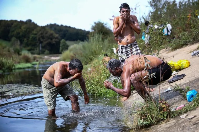 MIGRANTI NAPRAVILI NOVI KAMP U &Scaron;UMI IZNAD VELIKE KLADU&Scaron;E: Bez struje, vode i hrane provode dane u nadi da će uspjeti u 'gameu'