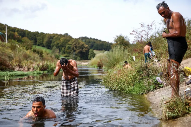 MIGRANTI NAPRAVILI NOVI KAMP U &Scaron;UMI IZNAD VELIKE KLADU&Scaron;E: Bez struje, vode i hrane provode dane u nadi da će uspjeti u 'gameu'