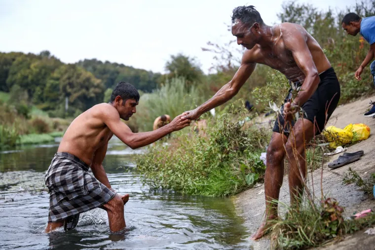 MIGRANTI NAPRAVILI NOVI KAMP U &Scaron;UMI IZNAD VELIKE KLADU&Scaron;E: Bez struje, vode i hrane provode dane u nadi da će uspjeti u 'gameu'