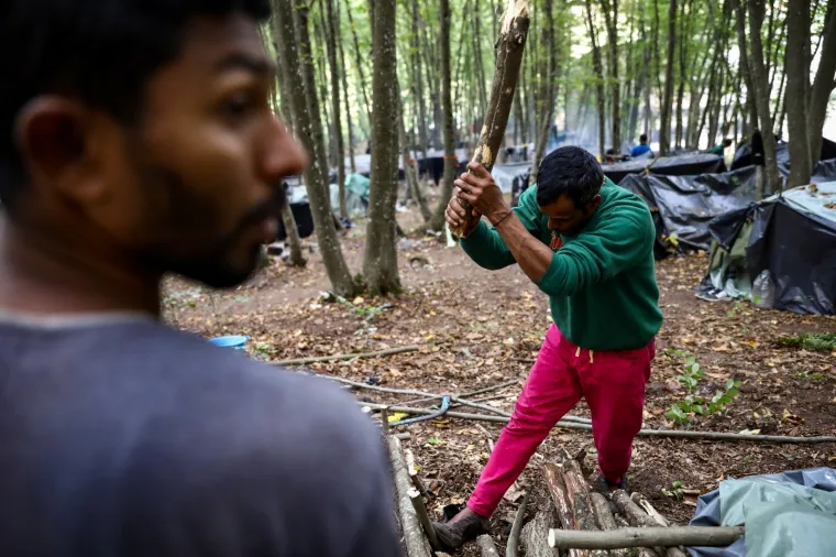 MIGRANTI NAPRAVILI NOVI KAMP U &Scaron;UMI IZNAD VELIKE KLADU&Scaron;E: Bez struje, vode i hrane provode dane u nadi da će uspjeti u 'gameu'