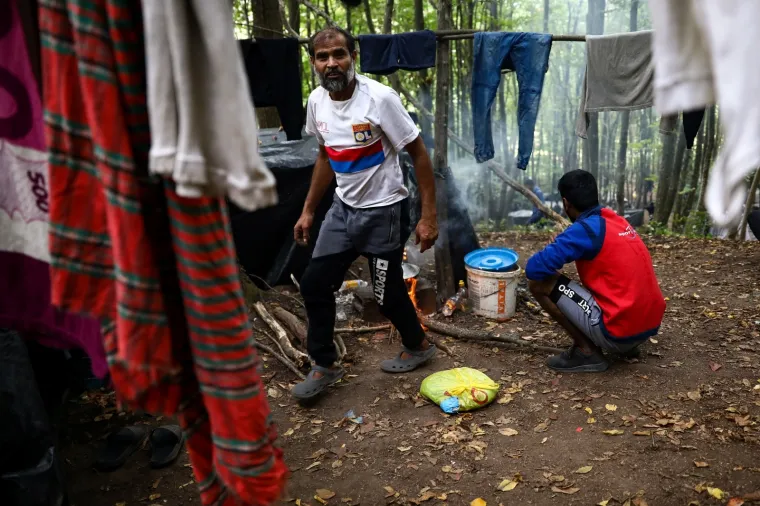 MIGRANTI NAPRAVILI NOVI KAMP U &Scaron;UMI IZNAD VELIKE KLADU&Scaron;E: Bez struje, vode i hrane provode dane u nadi da će uspjeti u 'gameu'