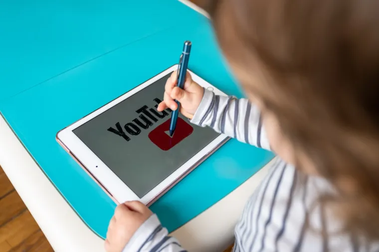 Svake minute se na YouTubeu uploada oko 300 sati video materijala. (Foto: Profimedia)