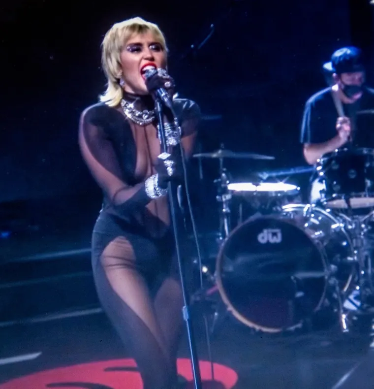 Pjevačica Miley Cyrus nastupila je u prozirnom crnom kombinezonu na IHeartRadio Festivalu u Las Vegasu. Foto: Profimedia