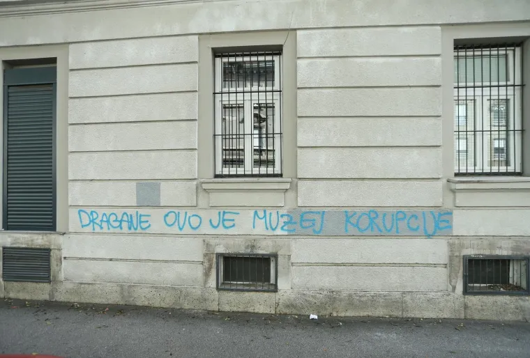 NA PROČELJU ZGRADE U KOJOJ JE KOVAČEVIĆ IMAO 'KLUB' JUTROS OSVANUO ZANIMLJIV GRAFIT: 'Dragane...'