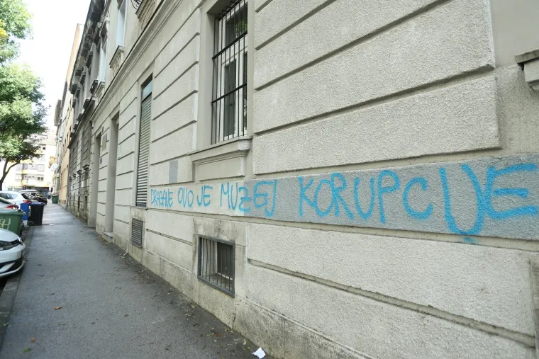 NA PROČELJU ZGRADE U KOJOJ JE KOVAČEVIĆ IMAO 'KLUB' JUTROS OSVANUO ZANIMLJIV GRAFIT: 'Dragane...'