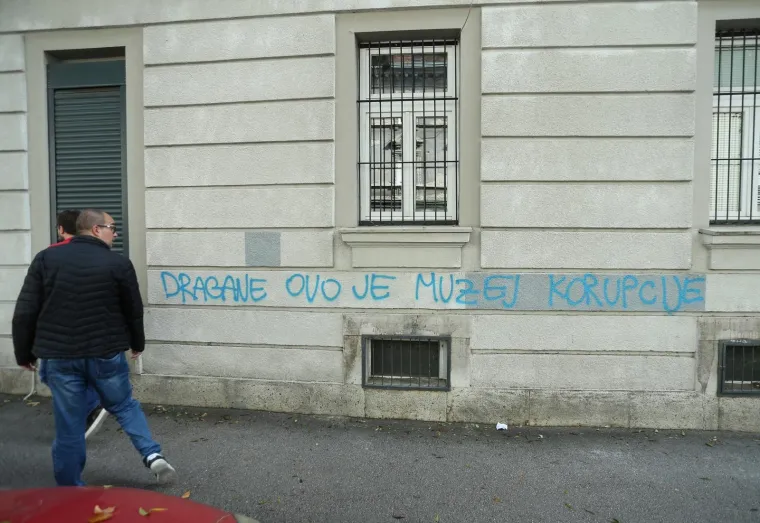 25.09.2020., Slovenska ulica, Zagreb - Na pročelju zgrade u Slovenskoj ulici osvanuo je grafit "Dragane ovo je muzej korupcije". Photo: Marko Prpic/PIXSELL