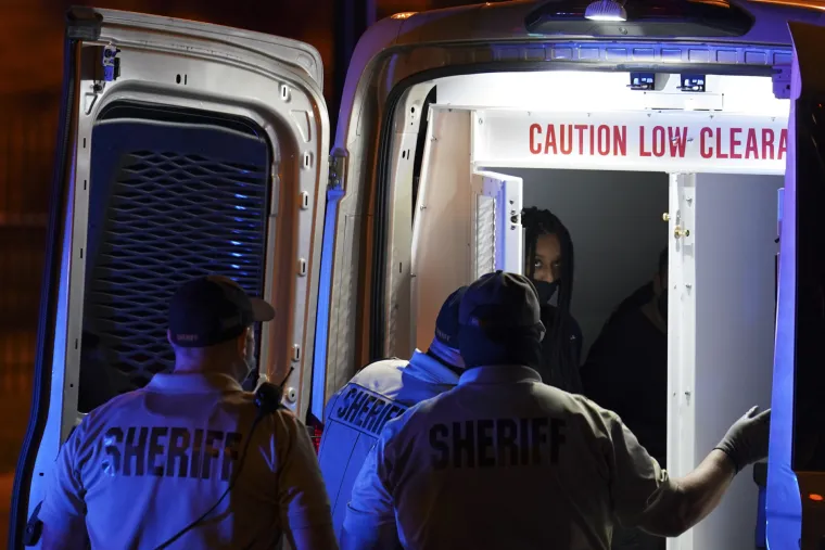 Kaos u Americi! Prosvjednici pucaju na policiju, Trumpovi prista&scaron;e prijete automatskim oružjem