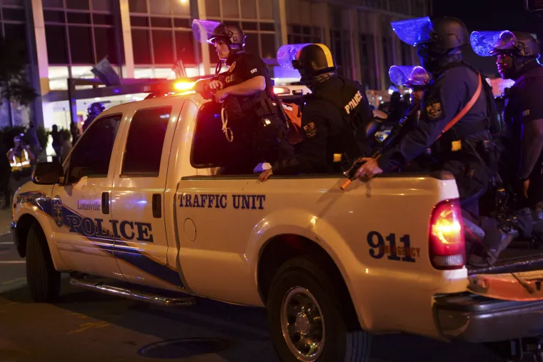 Kaos u Americi! Prosvjednici pucaju na policiju, Trumpovi prista&scaron;e prijete automatskim oružjem