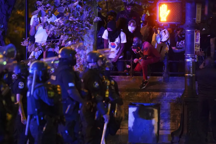 Kaos u Americi! Prosvjednici pucaju na policiju, Trumpovi prista&scaron;e prijete automatskim oružjem