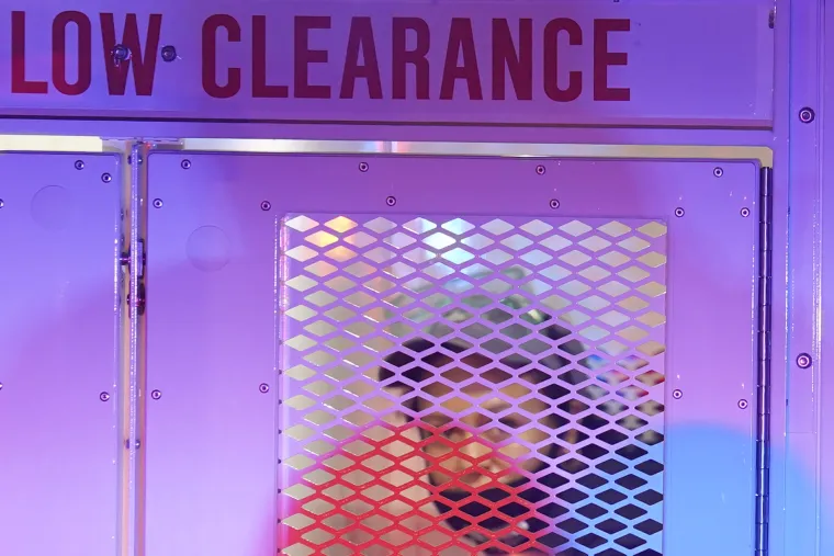 Kaos u Americi! Prosvjednici pucaju na policiju, Trumpovi prista&scaron;e prijete automatskim oružjem