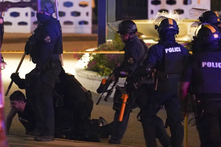 Kaos u Americi! Prosvjednici pucaju na policiju, Trumpovi prista&scaron;e prijete automatskim oružjem