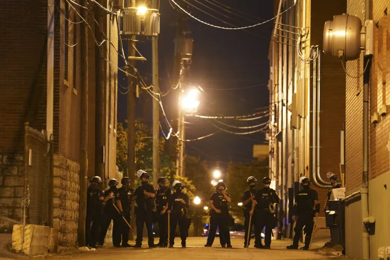 Kaos u Americi! Prosvjednici pucaju na policiju, Trumpovi prista&scaron;e prijete automatskim oružjem