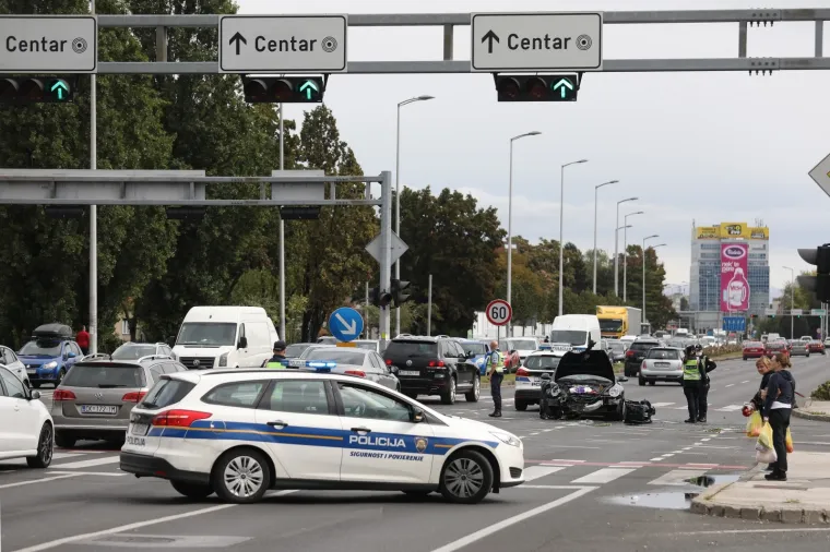 Kr&scaron; u Zagrebu: Na raskrižju se sudarili Porsche i BMW, nastala ogromna kolona