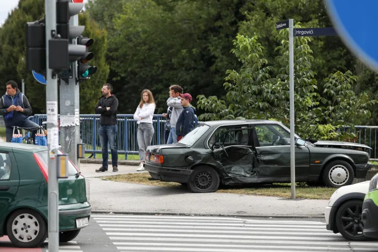 Kr&scaron; u Zagrebu: Na raskrižju se sudarili Porsche i BMW, nastala ogromna kolona